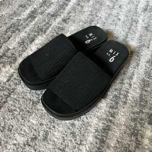 Black Summer sandles Brand New! Size 7 1/2